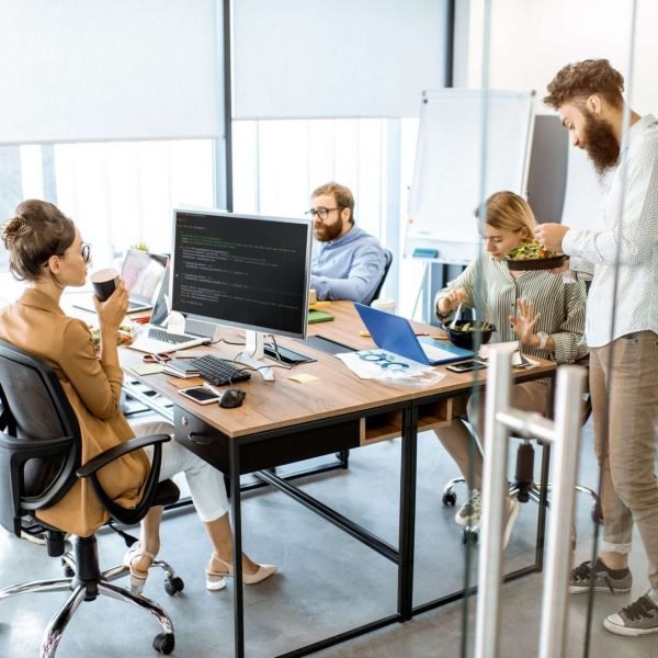 office-workers-eating-salad-in-the-office-e1652686212861